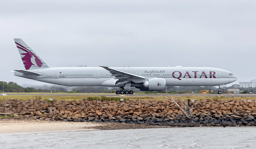 «Бросили посреди океана!» У туристки случился инсульт на борту Qatar Airways