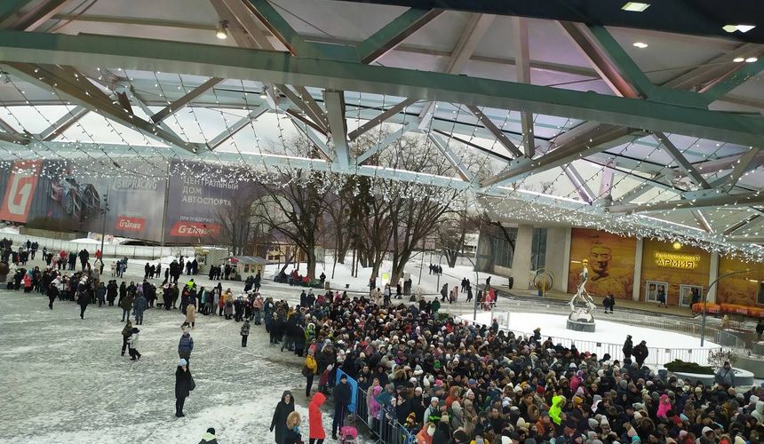 Туристы в шоке от очередей в Москвариум на ВДНХ в дни новогодних каникул 