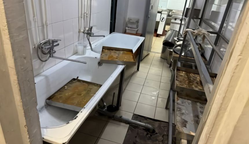 Из оздоровительного лагеря – в больницу: под Омском отравились 11 детей