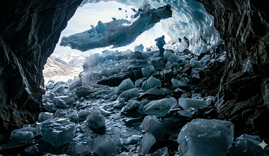Соцсети: ледяной потолок пещеры обрушился на туристов в Тибете 
