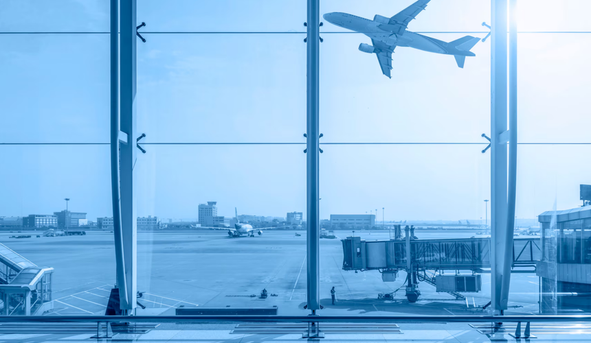 Аэропорты обяжут информировать пассажиров об услугах при задержках рейсов 