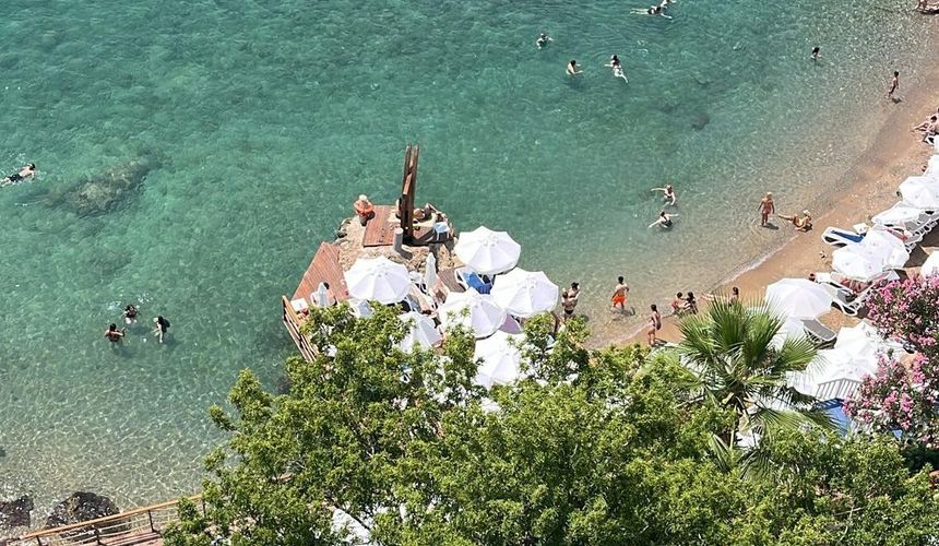 Старейший пляж Антальи сделали бесплатным для туристов после бури в соцсетях 