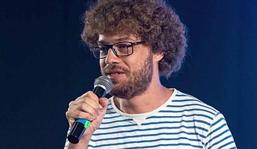 Иноагент Варламов убеждает, что в аэропорту Алма-Аты лучше, чем в Европе и Дубае