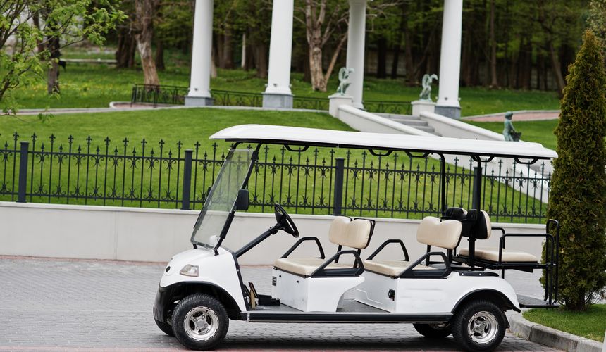 В Ялте подросток перевернул электрокар с туристами