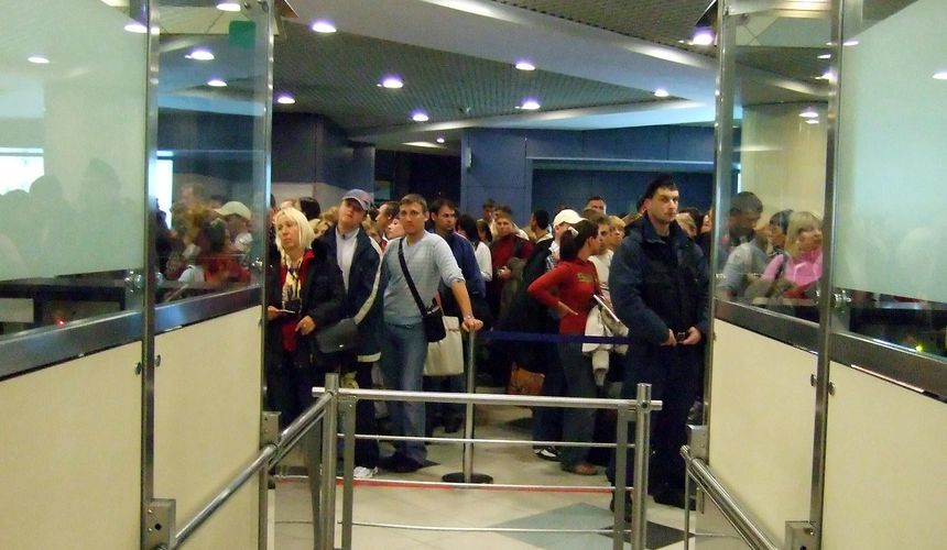 Туристы рассказали о проверках на границе после возвращения в Россию 