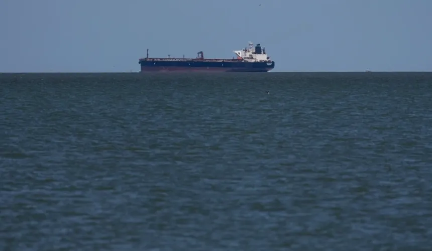 Утечки нефти после атаки на танкер в порту Дубая удалось избежать