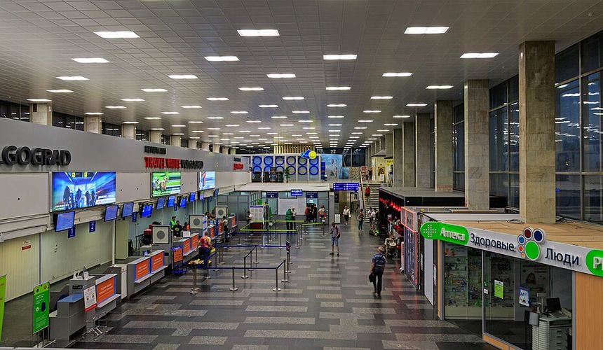 Сотни пассажиров почти сутки не могут вылететь из Волгограда 