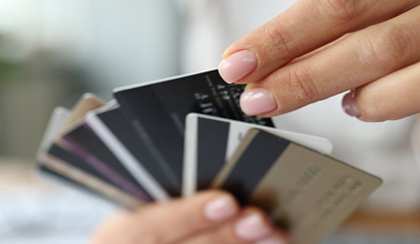 VISA и MasterCard ограничивают работу в России