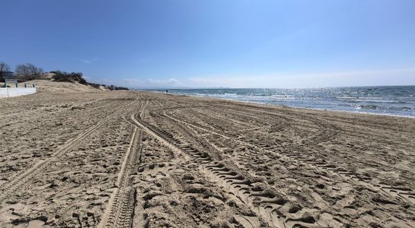 У туристов возникают вопросы к качеству нового песка в Анапе 