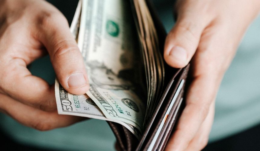 ЦБ РФ еще на полгода продлил ограничения на снятие наличной инвалюты