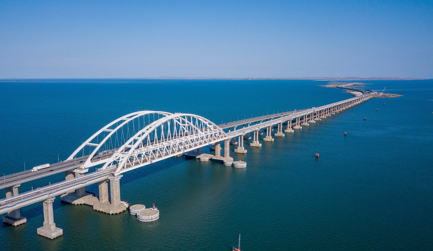 После ночной остановки движения у Крымского моста образовалась пробка из 1,4 тыс. машин
