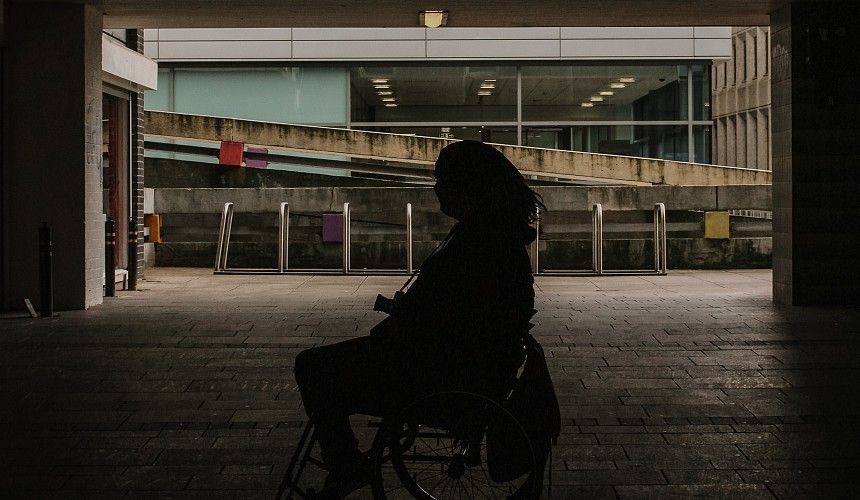 Туристу-инвалиду дважды сломали коляску во время перелета «Уральскими авиалиниями»