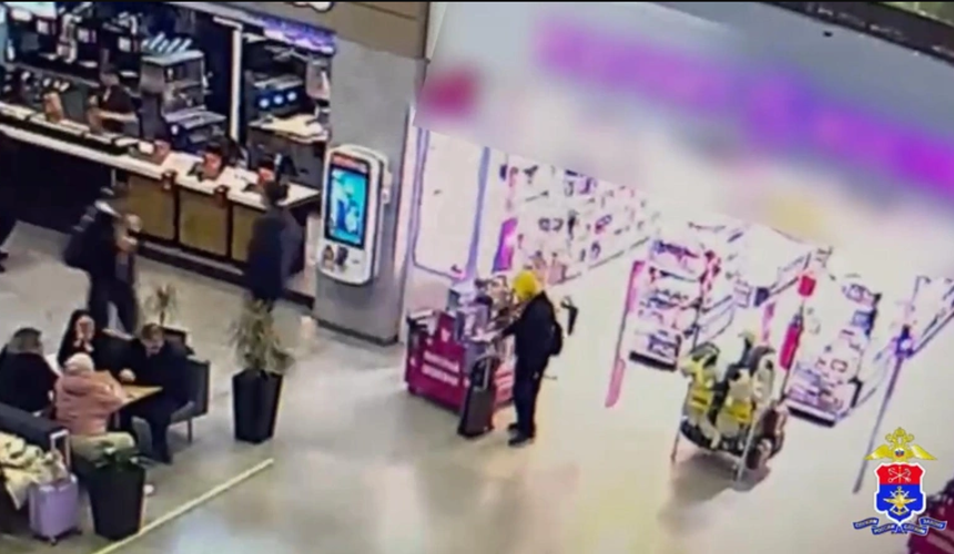 Бездомный украл в аэропорту Пулково чемодан и косметичку