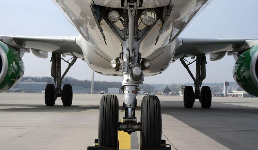 Русскоговорящий турист после посадки самолета выпрыгнул из салона без трапа  