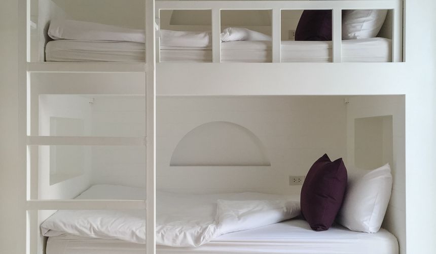 Туристам в столице и на курортах предлагают тесниться в посуточных «каморках»