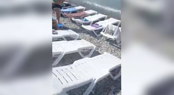 Туристку не устроило, что весь пляж занят платными шезлонгами