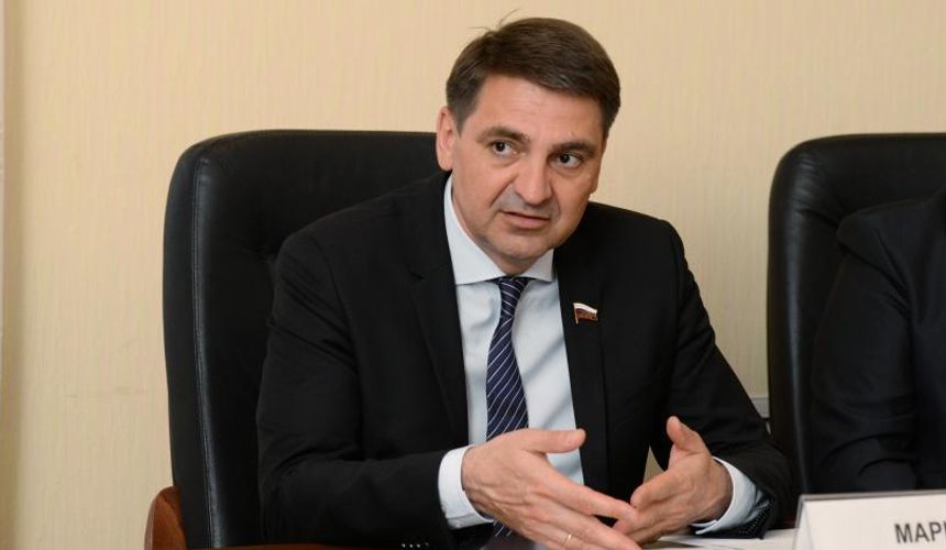 Депутат предложил заселять туристов в отели по военным билетам