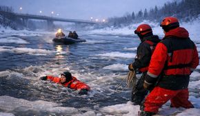 Туристку унесло в море во время айсфлоатинга: что известно о ЧП