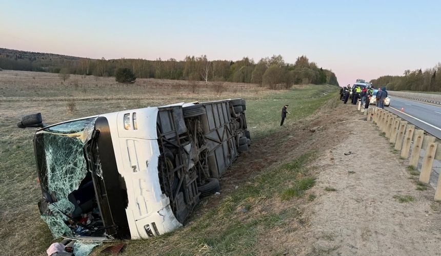 Вылезали через лобовое стекло: во Владимирской области опрокинулся автобус с туристами 