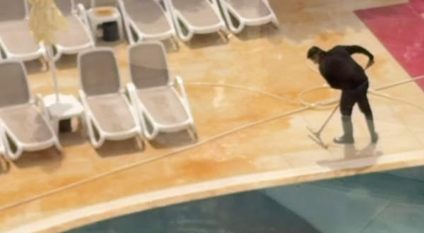 В отелях Турции после «песчаного дождя» бассейны пришлось закрывать