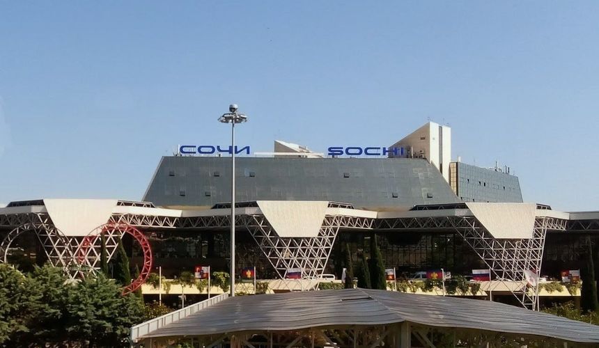 В Сочи пассажиры 21 час ждут отправления в Москву и Омск: большинство задержек – значительно меньше по времени