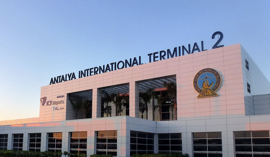 Авиакомпания поменяла туристам год вылета из Турции в Россию