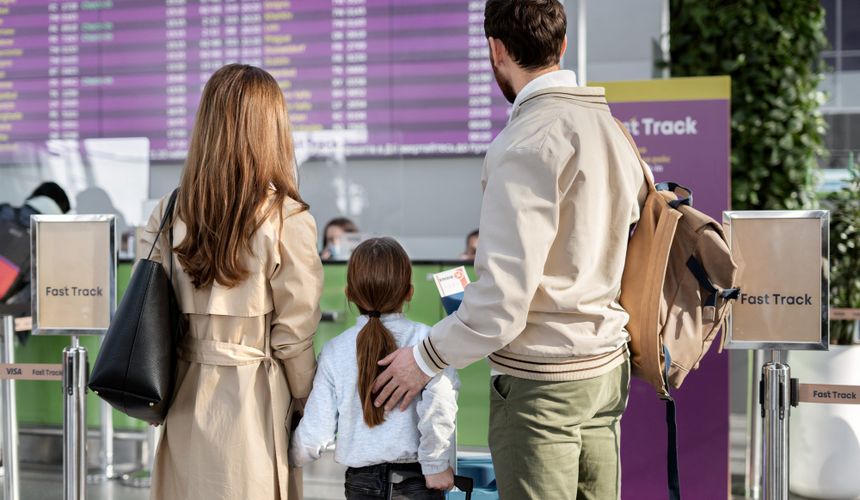 В Госдуме предложили размещать семьи с детьми в отели при задержке рейса на 4 часа