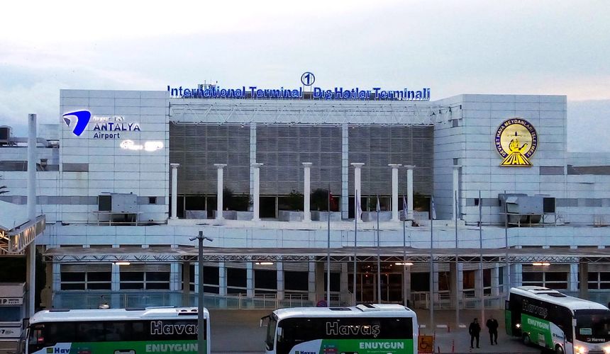 Россияне застряли в Турции: рейсы отменены, гостиницы нет, дети не кормлены