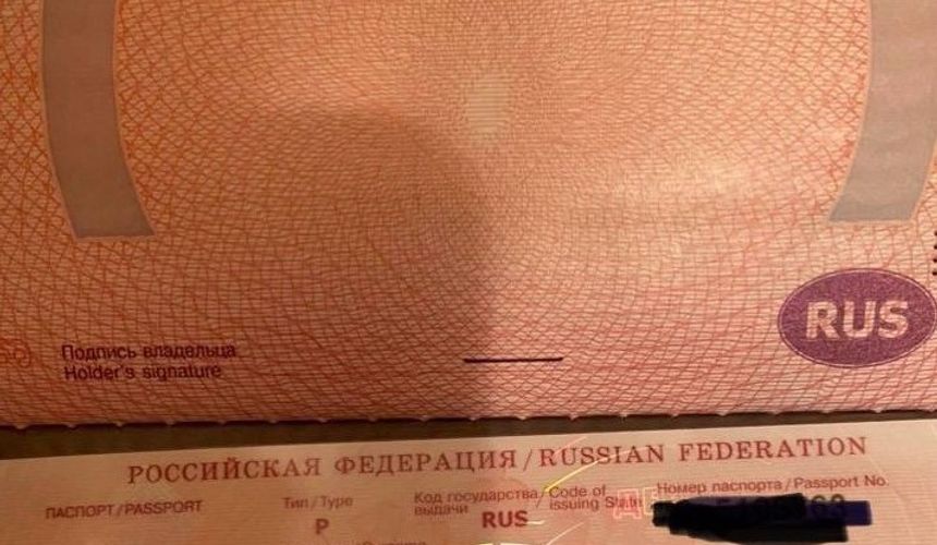 Нужна ли подпись в загранпаспорте ребенка: у пограничников Шереметьево возникли вопросы к юному туристу