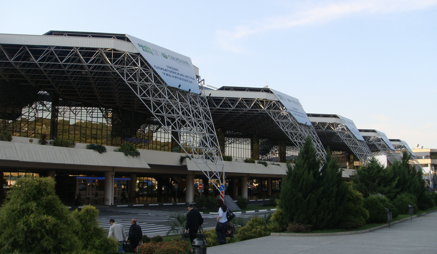 Последствия «ковров» в аэропорту Сочи: самолеты вылетают с опозданиями до 33 часов