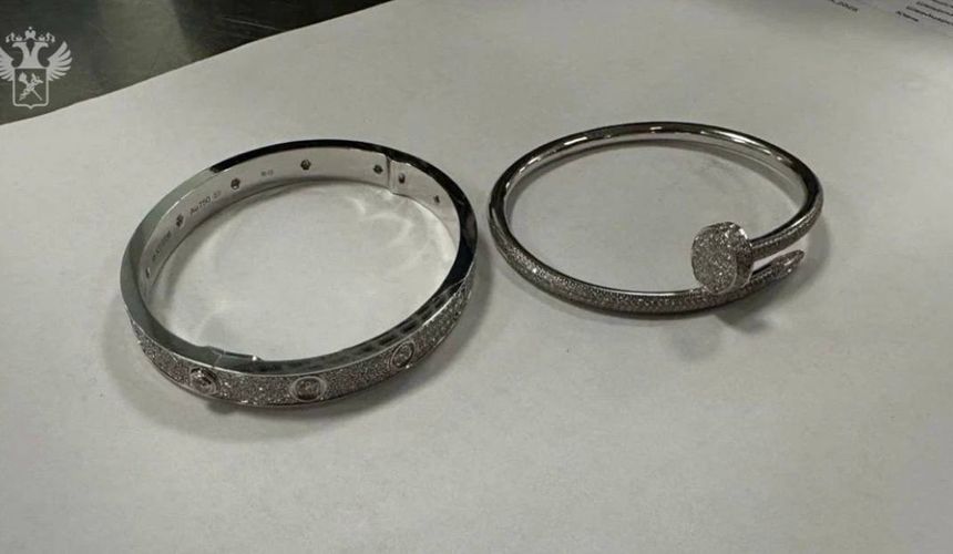 Турист на границе попытался спрятать в носках дорогие браслеты Cartier