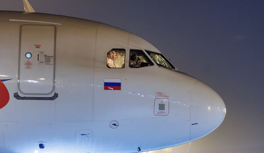 Самолет «Уральских авиалиний» вынужденно сел в Астрахани из-за дыма в багажном отсеке 