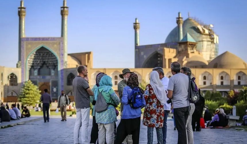 Туристам в Иране обещают оформлять местные банковские карты