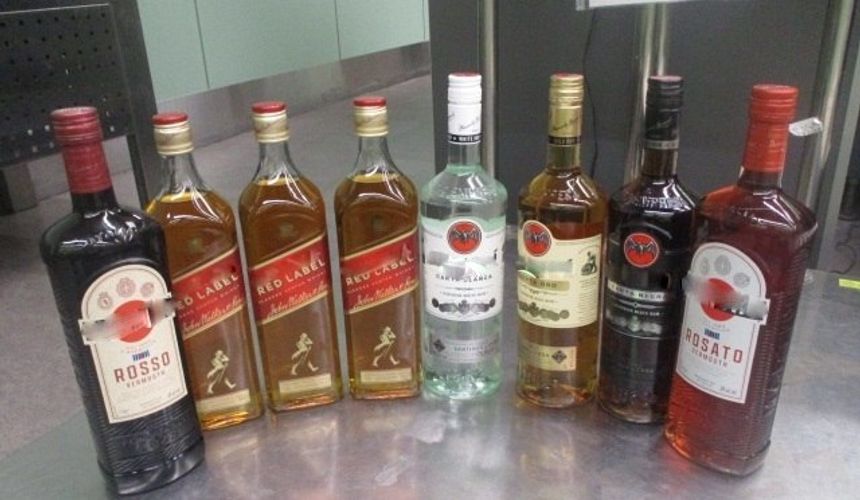 Российскому туристу грозит штраф за 8 литров алкоголя из duty free
