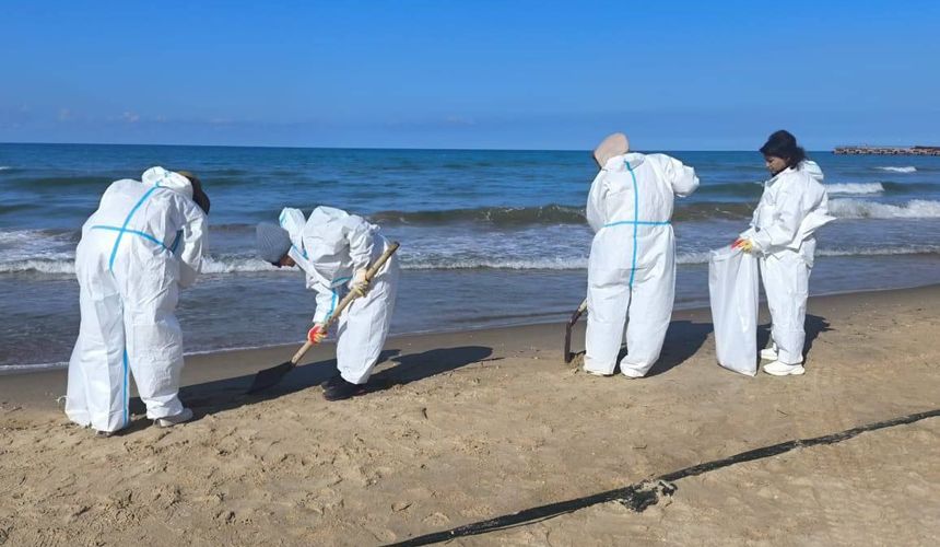 На пляжах Анапы третий день подряд выбросы мазута