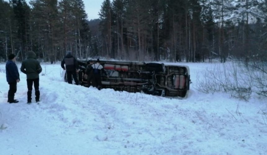 В Башкирии опрокинулся автобус с туристами