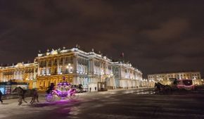 Поп-группы, фокусники и гимнасты: что предложат отели Петербурга на Новый год