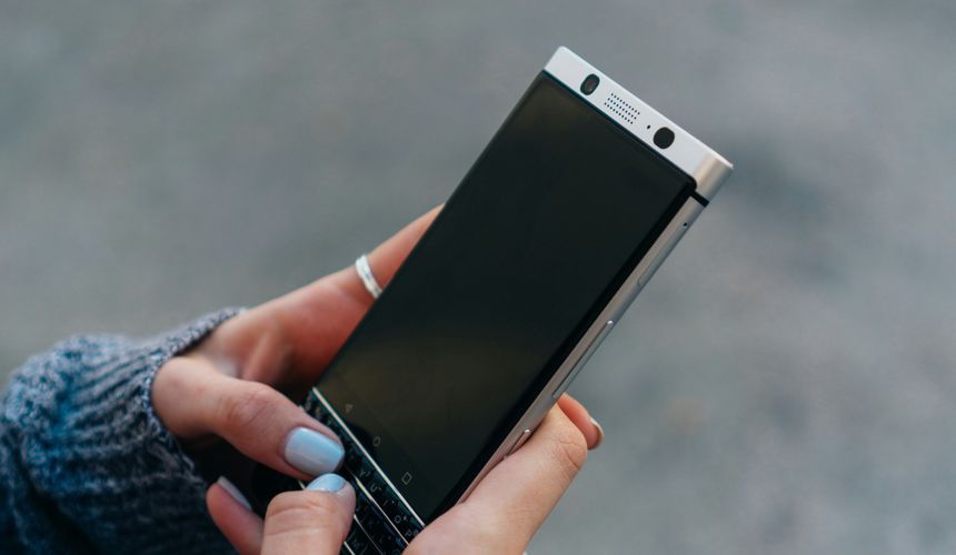 «Разблокируйте телефон»: туриста удивила проверка на российской границе