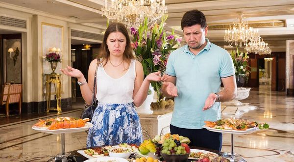 «Ни лобстеров, ни икры»: Генконсул рассказал о жалобах застрявших в Дубае туристов