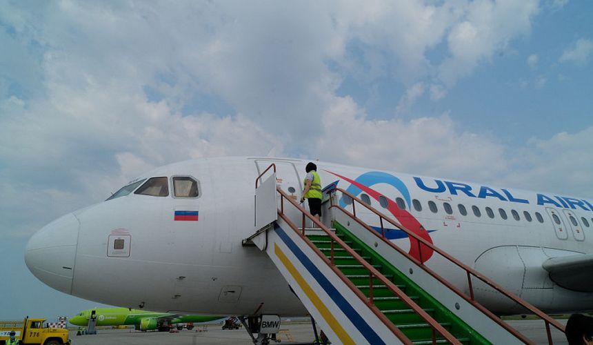 «Уральские авиалинии» уволили пилота и бортпроводника за пьянство