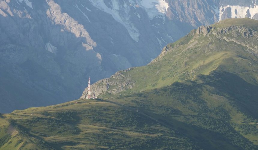 Трое туристов сорвались со скалы в горах Северной Осетии