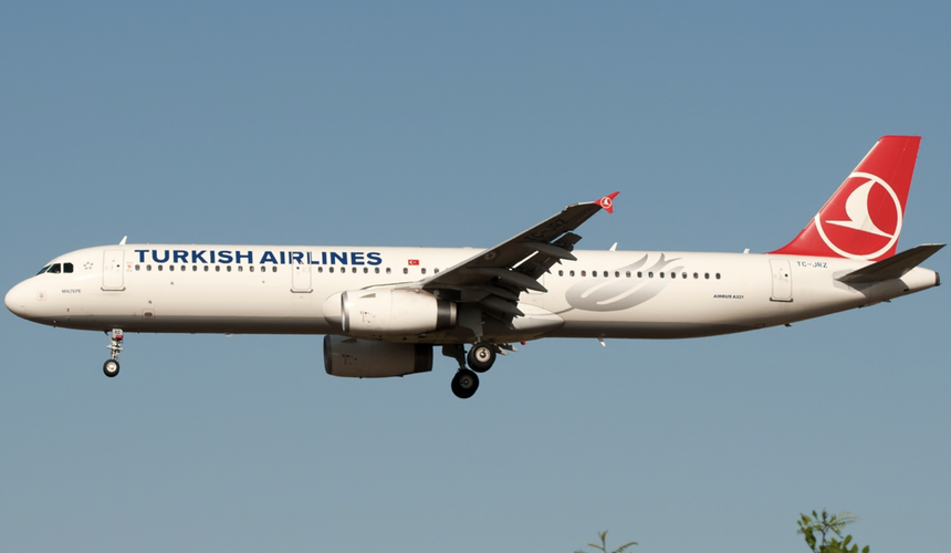 Представители Turkish Airlines отказались регистрировать на рейс 13-летнюю россиянку, заявив, что у нее неправильно оформлен билет