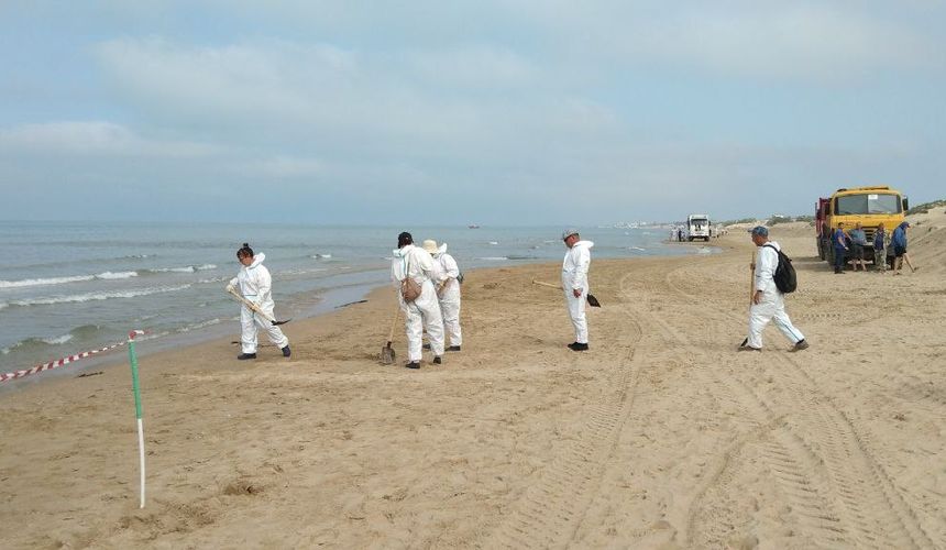Туристам пообещали избавить Анапу от мазута к июлю