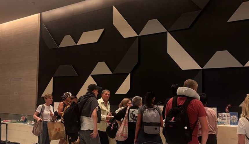 Взамен на задержку в 17 часов туристы получили отель с отличным видом