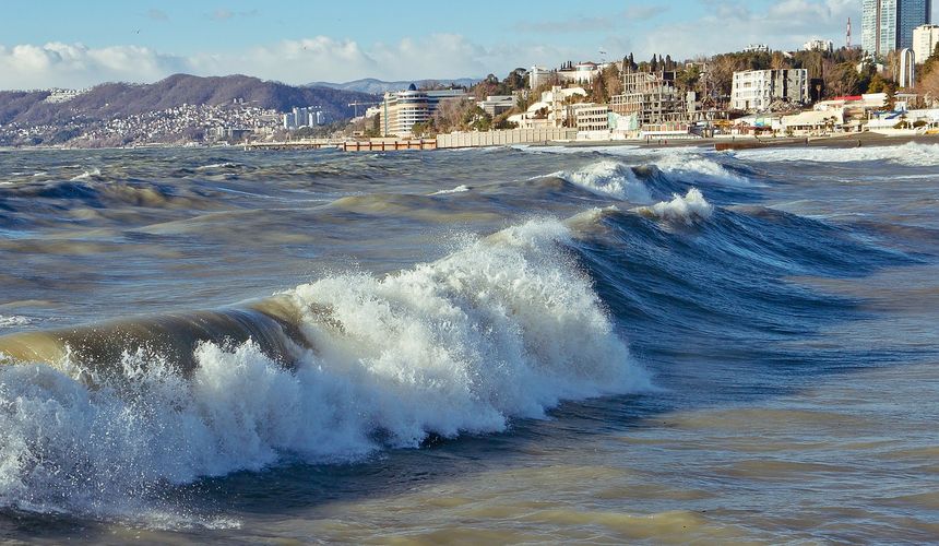В Сочи штормовое предупреждение: курорт под угрозой смерчей и ливней 