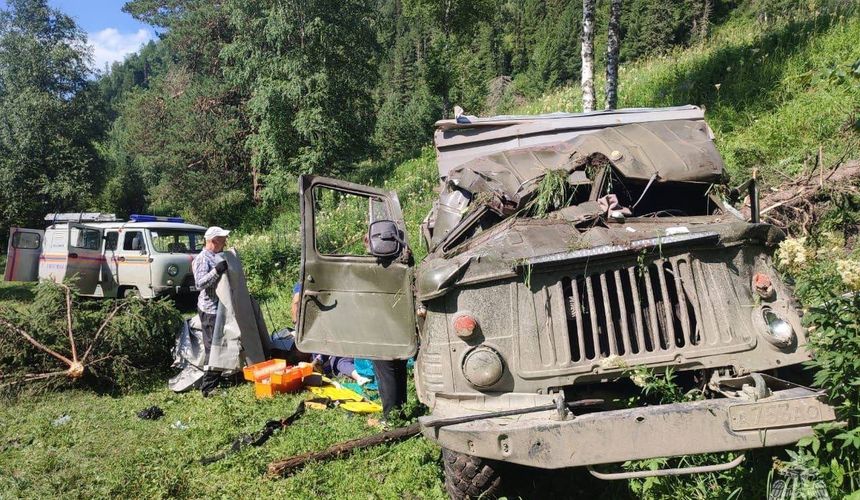 На Алтае снова перевернулся грузовик с туристами – один человек погиб 