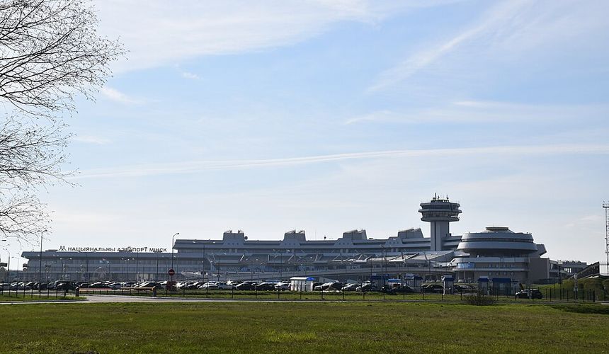 После вынужденной посадки в Минске туристы семь часов провели в самолете
