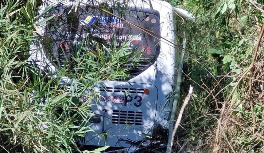 На Пхукете автобус с туристами вылетел с трассы в обрыв