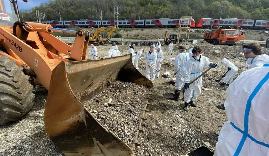 В Туапсе собрали почти 19 тысяч кубометров загрязненного мазутом грунта