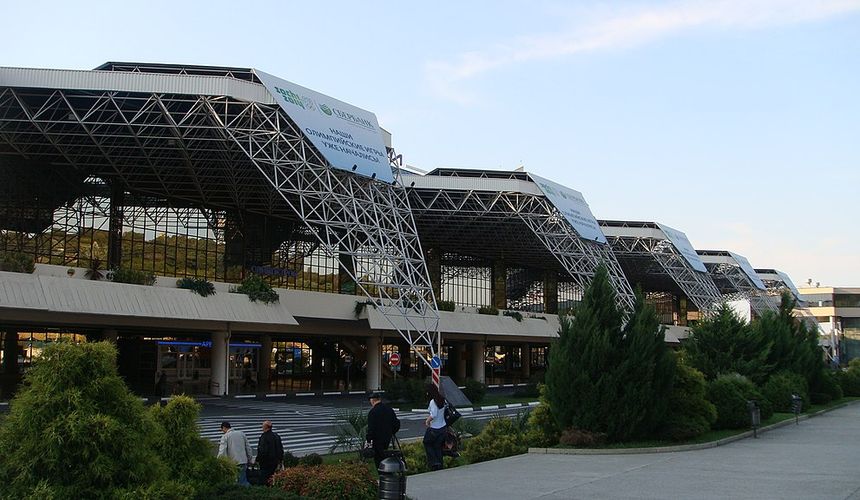 Десятки туристов 15 часов ждут вылета из Сочи в Москву